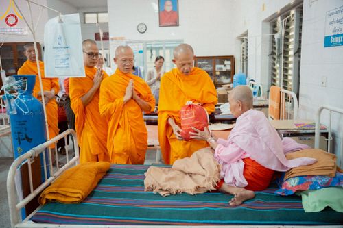 ภาพ No.220299:วันที่ 17 เมษายน พ.ศ. 2568 ผู้แทนวัดพระธรรมกาย ลงพื้นที่เยียวยา ซับน้ำตาเหยื่อแผ่นดินไหวมัณฑะเลย์