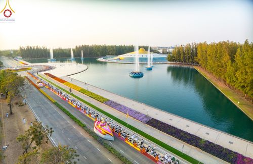 ภาพ No.202005:พิธีต้อนรับพระธรรมยาตรา ณ อนุสรณ์สถานลำดับที่ 7 สถานที่ขยายวิชชาธรรมกาย วัดพระธรรมกาย ต.คลองสาม อ.คลองหลวง จ.ปทุมธานี ในโครงการธรรมยาตรา กตัญญูบูชา มหาปูชนียาจารย์ พระมงคลเทพมุนี(สด จนฺทสโร) พระผู้ปราบมาร อนุสรณ์สถาน 7 แห่ง ปีที่ 13 วันที่ 26 มกราคม 2568