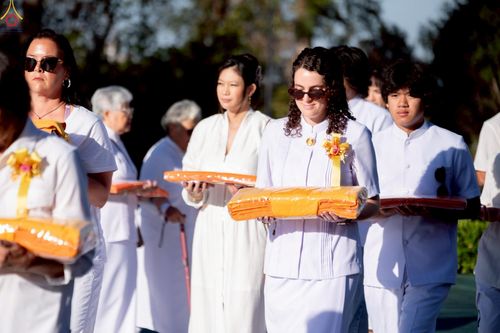 ภาพ No.252231:วันที่ 4-5 ตุลาคม พ.ศ. 2568  วัดพระธรรมกายแคลิฟอร์เนีย ประเทศสหรัฐอเมริกา ได้จัดพิธีตัดปอยผม โดยคณะสงฆ์ ญาติ ๆ และสาธุชน ให้กับนาคธรรมทายาท 8 ท่าน และได้จัดพิธีบรรพชา-อุปสมบท ฉลองพิธีทอดกฐินบรมจักรพรรดิ สร้างอุโบสถ 82 ปี บูชาธรรมหลวงพ่อธัมมชโย