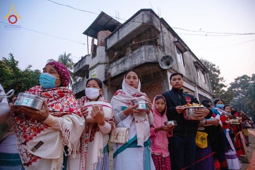 ภาพ No.76378:คณะสงฆ์และสามเณรบิณฑบาต ประเทศบังกลาเทศ วันที่ 11 กุมภาพันธ์ พ.ศ. 2566