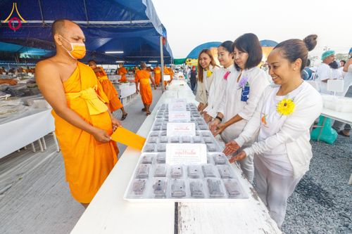 ภาพ No.201798:พิธีถวายภัตตาหารเป็นสังฆทาน แด่พระธรรมยาตรา ณ อนุสรณ์สถานบางปลา วัดบางปลา อำเภอบางเลน จังหวัดนครปฐม ในโครงการธรรมยาตรา กตัญญูบูชา มหาปูชนียาจารย์ พระมงคลเทพมุนี(สด จนฺทสโร) พระผู้ปราบมาร อนุสรณ์สถาน 7 แห่ง ปีที่ 13 วันที่ 26 มกราคม พ.ศ. 2568