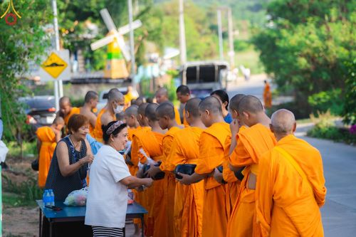 ภาพ No.57842:กิจกรรมบิณฑบาตของสามเณร โครงการบรรพชาสามเณร ฟื้นฟูพระพุทธศาสนาทั่วไทย ธุดงคสถานชลบุรี ณ ชุมชนบ้านห้วยเหียน ตำบลบ่อวิน  อำเภอศรีราชา จังหวัดชลบุรี วันที่ 27 เมษายน พ.ศ. 2567