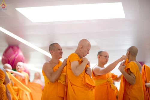 ภาพ No.229144:วันเสาร์ที่ 14 มิถุนายน พ.ศ. 2568 พิธีบรรพชา , พิธีถวายบาตร , พิธีอุปสมบท ในโครงการบรรพชาอุปสมบทหมู่ ผู้บริหารรุ่นที่ 15 และ อุดมศึกษา รุ่นที่ 52 ณ โบสถ์พระไตรปิฎก วัดพระธรรมกาย