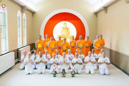 ภาพ No.83350:พิธีตัดปอยผมธรรมทายาทและฝากตัวเป็นศิษย์ ในโครงการอบรมพระธรรมทายาททวีปยุโรป รุ่นที่ 9 วันพุธที่ 12 มิถุนายน พ.ศ. 2566 ณ วัดพระธรรมกายเบเนลักซ์ ประเทศเบลเยี่ยม