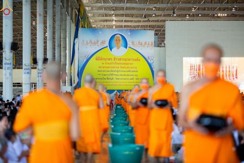 ภาพ No.89442:พิธีตักบาตร ข้าวสารอาหารแห้ง พิธีบูชาข้าวพระ และพิธีจุดเทียนใจ ไฟนิรันดร์  อนันตชัย ณ สภาธรรมกายสากล วัดพระธรรมกาย วันอาทิตย์ที่ 1 ตุลาคม พ.ศ. 2566