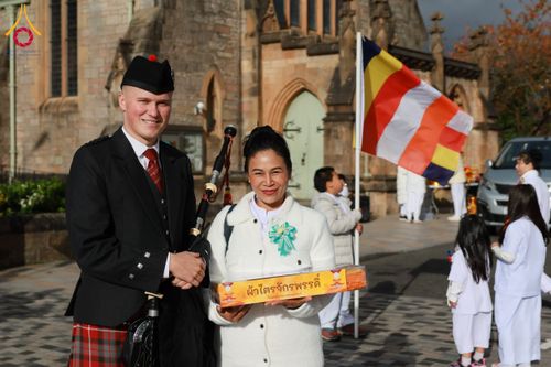 ภาพ No.172163:พิธีทอดกฐิน วัดพระธรรมกายสก็อตแลนด์ บูชาธรรม 80 ปี หลวงพ่อธัมมชโย โดยคณะศิษยานุศิษย์วัดพระธรรมกาย วันที่ 25 ตุลาคม พ.ศ. 2567