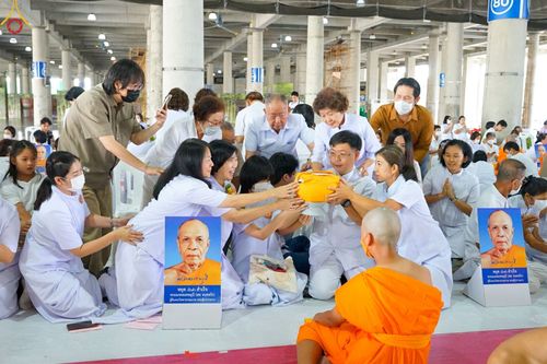 ภาพ No.84203:พิธีขอบรรพชา , พิธีขอสรณคมน์และศีล ,  พิธีรับบาตร , พิธีอุปสมบท ในโครงการบรรพชาอุปสมบทหมู่ธรรมทายาทรุ่นเข้าพรรษา และโครงการบรรพชาสามเณรโรงเรียนนานาชาติ รุ่นที่ 12 ณ โบสถ์พระไตรปิฎก วัดพระธรรมกาย วันที่ 22 กรกฎาคม พ.ศ. 2566