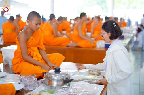 ภาพ No.243837:วันที่ 6 กันยายน พ.ศ. 2568 พิธีถวายภัตตาหารเมนูสวรรค์ เพื่อการบรรลุธรรม ณ หอฉันคุณยายอาจารย์ฯ วัดพระธรรมกาย