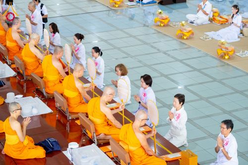 ภาพ No.245110:วันพุธที่ 10 กันยายน พ.ศ. 2568 พิธีถวายภัตตาหารเมนูสวรรค์ เนื่องในวันครบ 25 ปี วันละสังขารคุณยายอาจารย์มหารัตนอุบาสิกาจันทร์ ขนนกยูง ณ หอฉันคุณยายอาจารย์ฯ วัดพระธรรมกาย