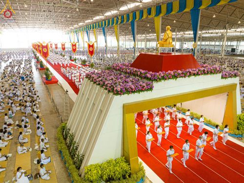 ภาพ No.99783:พิธีทอดผ้าป่า ต้นสมบัติจักรพรรดิ ในวันอาทิตย์ที่ 3 ธันวาคม พ.ศ. 2566 ณ สภาธรรมกายสากล วัดพระธรรมกาย จ.ปทุมธานี