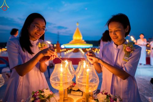 ภาพ No.129600:พิธีจุดประทีป 10,000 ดวง น้อมถวายเป็นพุทธบูชา ณ มหารัตนเจดีย์สิริปทุมสวรรค์ (เจดีย์อริยพุทธะ 5 พระองค์) ศูนย์ปฏิบัติธรรมภาคใต้ อ.บางกล่ำ จ.สงขลา  วันที่ 10 มีนาคม พ.ศ. 2567