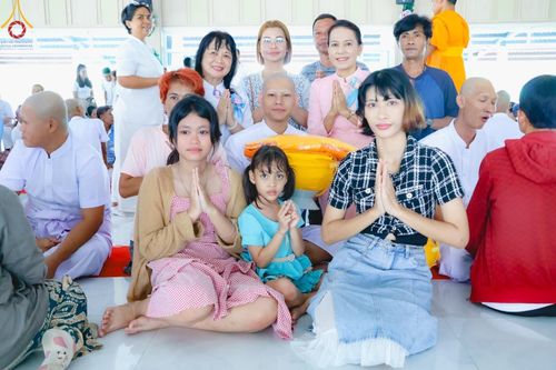 ภาพ No.186451:พิธีตัดปอย ปลงผม เวียนประทักษิณ  มอบบาตรผ้าไตร ขอขมาผู้ปกครอง และพิธีบรรพชาอุปสมบท  โครงการอุปสมบทหมู่บูชาธรรมมหาปูชนียาจารย์  ประจำปี 2567 ณ ศูนย์ปฏิบัติธรรมภาคใต้และวัดคงคาเลียบ อ.บางกล่ำ จ.สงขลา วันอาทิตย์ที่ 8 ธันวาคม พ.ศ. 2567