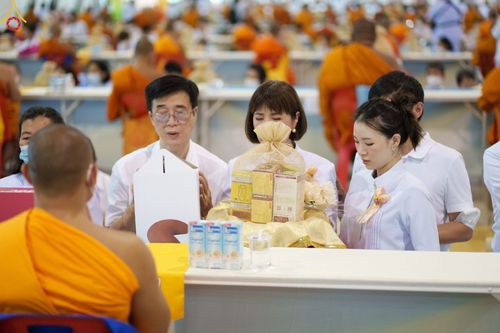 ภาพ No.85357:พิธีถวายมหาสังฆทานคณะสงฆ์ 2000 กว่าวัดทั่วประเทศปีที่ 23, พิธีถวายไทยธรรมคณะสงฆ์ 323 วัด 4 จังหวัดชายแดนภาคใต้, พิธีมอบปัจจัยช่วยเหลือครู 4 จังหวัดชายแดนภาคใต้ ณ สภาธรรมกายสากล วัดพระธรรมกาย ในวันสมาธิโลก อาทิตย์ที่ 6 สิงหาคม พ.ศ. 2566