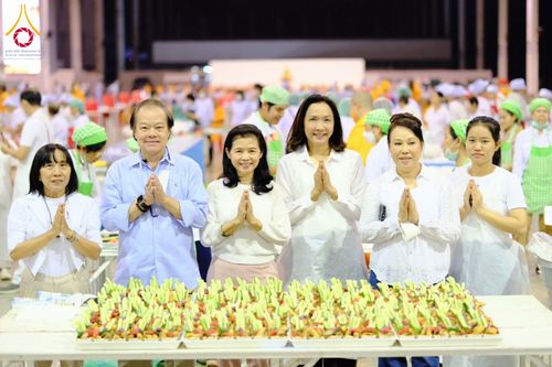 ภาพ No.202298:พิธีถวายภัตตาหารเป็นสังฆทาน แด่พระธรรมยาตรา ณ วัดพระธรรมกาย ตำบลคลองสาม อำเภอคลองหลวง จังหวัดปทุมธานี ในโครงการธรรมยาตรา กตัญญูบูชา มหาปูชนียาจารย์ พระมงคลเทพมุนี(สด จนฺทสโร) พระผู้ปราบมาร อนุสรณ์สถาน 7 แห่ง ปีที่ 13 วันที่ 27 มกราคม พ.ศ. 2568