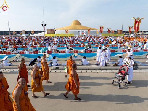 ภาพ No.221554:วันอังคารที่ 22 เมษายน พ.ศ. 2568 ภาพพิธีถวายมหาสังฆทานคณะสงฆ์ 40,000 กว่าวัดทั่วประเทศ เนื่องในวันคุ้มครองโลก ชุดที่ 2 (ปลื้มให้สมการรอคอย) ณ ลานธรรมพระมหาธรรมกายเจดีย์ วัดพระธรรมกาย