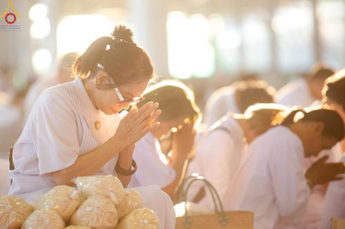 ภาพ No.158924:พิธีตักบาตร ในวันอาทิตย์ต้นเดือน วันที่ 6 ตุลาคม พ.ศ. 2567 ณ สภาธรรมกายสากล วัดพระธรรมกาย