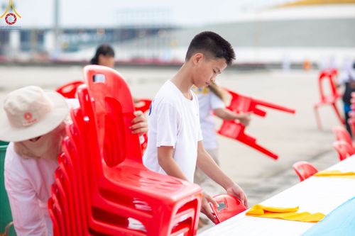 ภาพ No.218450:วันที่ 15 - 18 เมษายน พ.ศ. 2568 การเตรียมภาชนะสำหรับถวายภัตตาหาร , การจัดโต๊ะเก้าอี้ในลานธรรม , การแพ็คพัสดุงานต้อนรับ เพื่องานวันคุ้มครองโลก 22 เมษายน พ.ศ.2568 วัดพระธรรมกาย