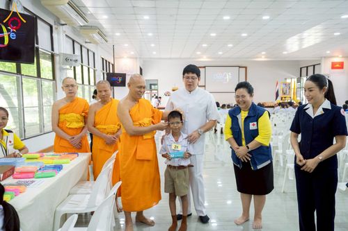 ภาพ No.230341:วันจันทร์ที่ 30 มิถุนายน พ.ศ. 2568 เจ้าอาวาสวัดพระธรรมกาย เยี่ยมอนุโมทนาให้กำลังใจ บุคลากรทางการแพทย์-เจ้าหน้าที่ผู้ปฏิบัติงาน โครงการรถตัดแว่นสายตาเคลื่อนที่สภากาชาดไทย เพื่อเด็กนักเรียนในชนบท พื้นที่จังหวัดปทุมธานี