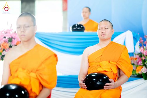 ภาพ No.336075:วันที่ 20 มิถุนายน พ.ศ. 2569 พิธีตักบาตรฉลองพระใหม่ โครงการอุปสมบทธรรมทายาทอุดมศึกษา รุ่นที่ 53