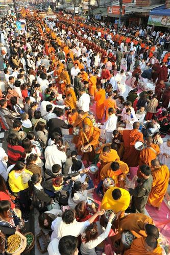 ภาพ No.15837:ประมวลภาพตักบาตรพระ 3 แผ่นดิน พระ 10,000 รูป ปีที่ 2 จ.เชียงราย