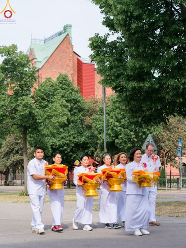 ภาพ No.82847:พิธีทอดผ้าป่าฉลองวัดพระธรรมกายนอร์ธสวีเดน  ในโอกาสสถาปนาครบรอบ 7 ปี  และพิธีวางแผ่นจารึกนามมงคล หน้าต่างบานทรัพย์ วันอาทิตย์ที่ 18 มิถุนายน พ.ศ.2566 ณ วัดพระธรรมกายนอร์ธสวีเดน ประเทศสวีเดน