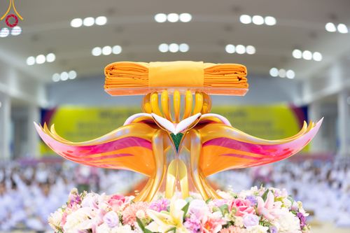 ภาพ No.92350:พิธีทอดกฐินธรรมชัยเพื่อสร้างอาคาร 115 ปี คุณยายอาจารย์มหารัตนอุบาสิกาจันทร์ ขนนกยูง อาทิตย์ต้นเดือนที่ 5 พฤศจิกายน พ.ศ. 2566 ณ วัดพระธรรมกาย จ.ปทุมธานี