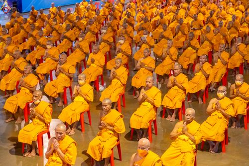 ภาพ No.280299:วันที่ 31 ธันวาคม พ.ศ.2568 -วันที่ 1 มกราคม พ.ศ.2569 พิธีฉลองชัยสวดมนต์บทธัมมจักกับปปวัตนสูตร ครบ 8,000,000,000 จบ , พิธีสวดมนต์ข้ามปี ณ วัดพระธรรมกาย