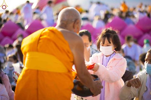 ภาพ No.74830:พิธีตักบาตรพระธรรมยาตราฯ ในโครงการธรรมยาตรากตัญญูบูชา มหาปูชนียาจารย์ พระมงคลเทพมุนี(สด จนฺทสโร) พระผู้ปราบมาร ปีที่ 11 ณ อนุสรณ์สถานลำดับที่ 5 สถานที่เผยแผ่วิชชาธรรมกายครั้งแรก อนุสรณ์สถานบางปลา วัดบางปลา อ.บางเลน จ.นครปฐม วันที่ 29 มกราคม พ.ศ. 2566