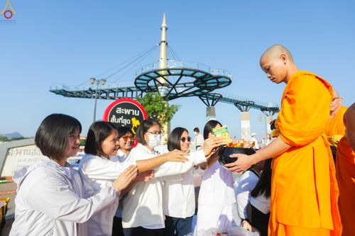 ภาพ No.284251:วันเสาร์ที่ 20 ธันวาคม พ.ศ.2568  พิธีตักบาตรพระ 10,000 รูป เนื่องในโอกาส 194 ปี จังหวัดกาญจนบุรี และอุทิศส่วนกุศลให้แด่บรรพชนทั้งหลาย บริเวณถนนสองแคว (Skywalk) เมืองกาญจนบุรี