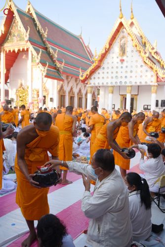 ภาพ No.72098:พิธีตักบาตรพระธรรมยาตราฯ ในโครงการธรรมยาตรากตัญญูบูชา มหาปูชนียาจารย์ พระมงคลเทพมุนี(สด จนฺทสโร) พระผู้ปราบมาร ปีที่ 11 ณ อนุสรณ์สถานลำดับที่ 3 สถานที่เกิดใหม่ในเพศสมณะ วัดสองพี่น้อง อ.สองพี่น้อง จ.สุพรรณบุรี วันที่ 18 มกราคม พ.ศ. 2566