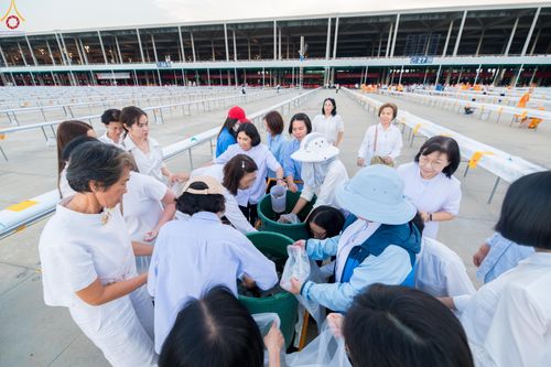 ภาพ No.320446:วันที่ 9 เมษายน พ.ศ.2569 การเตรียมงาน มัดถุงน้ำ ถ่วงขาโต๊ะไทยธรรม เพื่องานถวายมหาสังฆทาน 40,000 กว่าวัดทั่วประเทศ วันคุ้มครองโลก 22 เมษายน พ.ศ.2569 วัดพระธรรมกาย