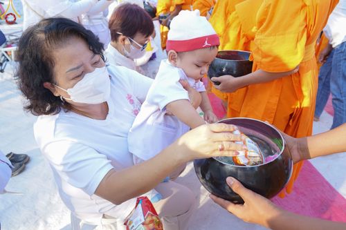 ภาพ No.70625:พิธีตักบาตรพระธรรมยาตราฯ ในโครงการธรรมยาตรากตัญญูบูชา มหาปูชนียาจารย์ พระมงคลเทพมุนี(สด จนฺทสโร) พระผู้ปราบมาร ปีที่ 11 ณ อนุสรณ์สถานลำดับที่ 2 สถานที่ตั้งมโนปณิธานบวชตลอดชีวิต อนุสรณ์สถานคลองบางนางแท่น อ.สามพราน จ.นครปฐม วันที่ 14 มกราคม พ.ศ. 2566