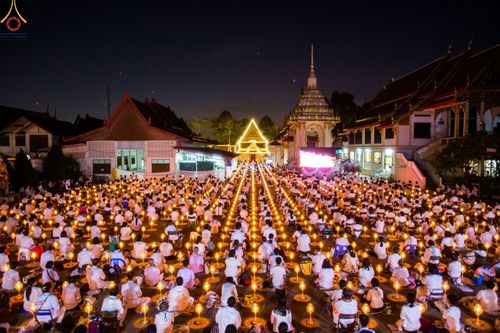 ภาพ No.73487:พิธีจุดประทีปถวายเป็นพุทธบูชา และบูชาธรรมมหาปูชนียาจารย์ ในโครงการธรรมยาตรากตัญญูบูชา มหาปูชนียาจารย์ พระมงคลเทพมุนี(สด จนฺทสโร) พระผู้ปราบมาร ปีที่ 11 ณ อนุสรณ์สถานลำดับที่ 4 สถานที่เกิดด้วยกายธรรม วัดโบสถ์ (บน) บางคูเวียง อ.บางกรวย จ.นนทบุรี วันที่ 21 