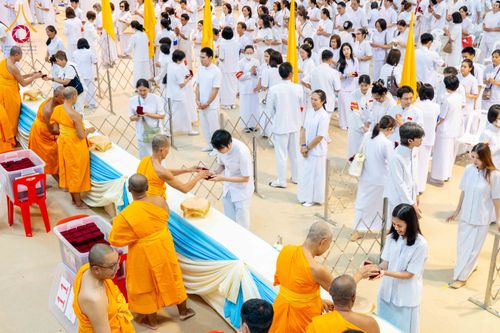 ภาพ No.338080:วันอาทิตย์ต้นเดือน 5 กรกฎาคม พ.ศ.2569 สัมมนาพิเศษ พิธีมอบพระของขวัญ ณ ห้องแก้วสารพัด1 วัดพระธรรมกาย