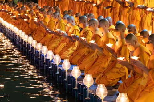 ภาพ No.73344:พิธีจุดประทีปถวายเป็นพุทธบูชา และบูชาธรรมมหาปูชนียาจารย์ ในโครงการธรรมยาตรากตัญญูบูชา มหาปูชนียาจารย์ พระมงคลเทพมุนี(สด จนฺทสโร) พระผู้ปราบมาร ปีที่ 11 ณ อนุสรณ์สถานลำดับที่ 4 สถานที่เกิดด้วยกายธรรม วัดโบสถ์ (บน) บางคูเวียง อ.บางกรวย จ.นนทบุรี วันที่ 21 