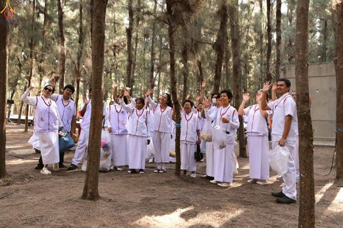 ภาพ No.300563:ภาพเบื้องหลังอาสาสมัครรวมใจ ชุดที่ 3 ในโครงการธรรมยาตรา กตัญญูบูชา มหาปูชนียาจารย์ พระมงคลเทพมุนี(สด จนฺทสโร) พระผู้ปราบมาร อนุสรณ์สถาน 7 แห่ง ปีที่ 14