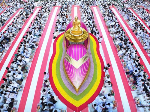 ภาพ No.289308:วันที่ 7 มกราคม พ.ศ. 2569 พิธีตักบาตรพระธรรมยาตรา ณ อนุสรณ์สถานลำดับที่ 1 สถานที่เกิดด้วยรูปกายเนื้อ อนุสรณ์สถานมหาวิหารพระมงคลเทพมุนี (โลตัสแลนด์) อ.สองพี่น้อง จ.สุพรรณบุรี ในโครงการธรรมยาตรา กตัญญูบูชา มหาปูชนียาจารย์ พระมงคลเทพมุนี(สด จนฺทสโร) พระผู้ป