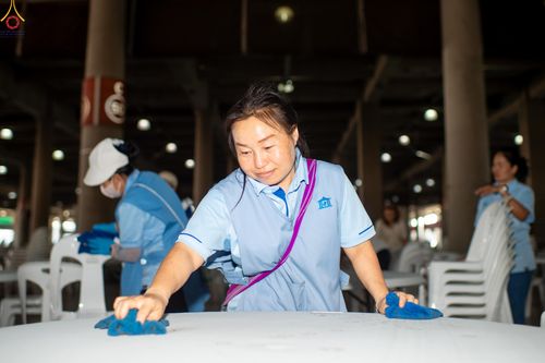 ภาพ No.322305:วันที่ 15 เมษายน พ.ศ.2569 การเตรียมงาน เช็ดโต๊ะ เก้าอี้ ปูผ้าโต๊ะฉัน เพื่องานถวายมหาสังฆทาน 40,000 กว่าวัดทั่วประเทศ วันคุ้มครองโลก 22 เมษายน พ.ศ.2569 วัดพระธรรมกาย