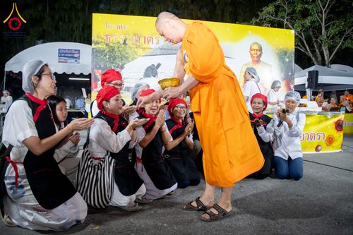 ภาพ No.288232:วันที่ 5 มกราคม พ.ศ. 2569 พิธีถวายภัตตาหารเป็นสังฆทาน แด่พระธรรมยาตรา ในโครงการธรรมยาตรา กตัญญูบูชา มหาปูชนียาจารย์ พระมงคลเทพมุนี(สด จนฺทสโร) พระผู้ปราบมาร อนุสรณ์สถาน 7 แห่ง ปีที่ 14 ณ อนุสรณ์สถานมหาวิหารพระมงคลเทพมุนี (โลตัสแลนด์) อ.สองพี่น้อง จ.สุพรร