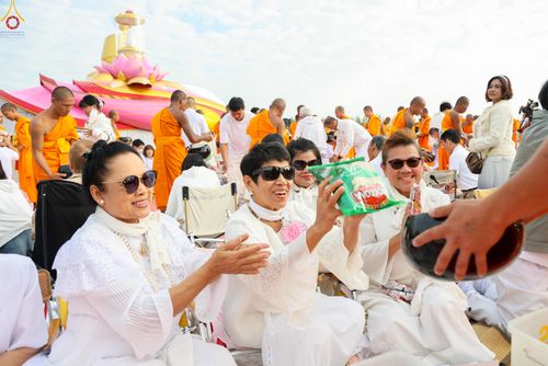 ภาพ No.302697:วันที่ 24 มกราคม พ.ศ. 2569 พิธีตักบาตรพระธรรมยาตรา(ภาพชุดที่ 2) ณ อนุสรณ์สถานลำดับที่ 5 สถานที่เผยแผ่วิชชาธรรมกายครั้งแรก อนุสรณ์สถานบางปลา วัดบางปลา อำเภอบางเลน จังหวัดนครปฐม ในโครงการธรรมยาตรา กตัญญูบูชา มหาปูชนียาจารย์ พระมงคลเทพมุนี(สด จนฺทสโร) พระผู