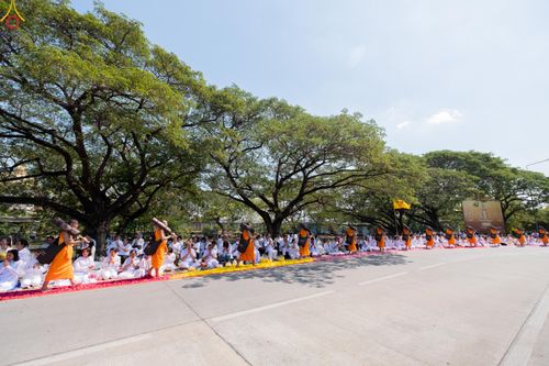 ภาพ No.304676:วันที่ 25 มกราคม พ.ศ. 2569 พิธีต้อนรับพระธรรมยาตรา (ภาพชุดที่ 2) รร.สามัคคีราษฏร์บำรุง-วัดพระธรรมกาย ในโครงการธรรมยาตรา กตัญญูบูชา มหาปูชนียาจารย์ พระมงคลเทพมุนี(สด จนฺทสโร) พระผู้ปราบมาร อนุสรณ์สถาน 7 แห่ง ปีที่ 14