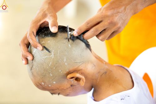 ภาพ No.78761:พิธีปลงผมนาคธรรมทายาท โครงการอบรมยุวธรรมทายาท มัชฌิมธรรมทายาท และธรรมทายาทรุ่นอุดมศึกษา ณ สภาธรรมกายสากล วัดพระธรรมกาย วันเสาร์ที่ 1 เมษายน พ.ศ. 2566