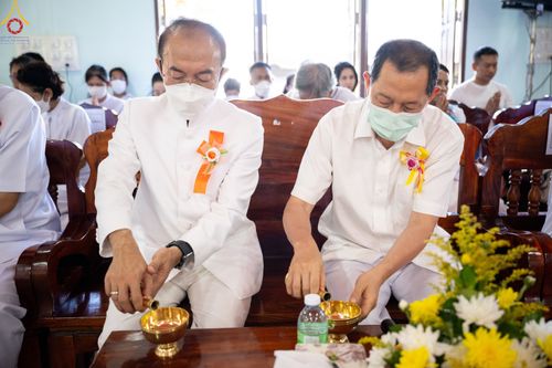 ภาพ No.83202:พิธีถวายสังฆทาน 323 วัด 4 จังหวัดชายแดนภาคใต้ ปีที่ 19 ครั้งที่ 163 พิธีมอบกองทุนหนุนแรงใจช่วยครูใต้ ปีที่ 16 ครั้งที่ 128  และพิธีทำบุญอุทิศส่วนกุศลให้ผู้วายชนม์ ในวันเสาร์ที่ 8 กรกฎาคม พ.ศ. 2566 ณ หอประชุม อาคารพระสุทธิสมณวัตรานุสรณ์   วัดมุจลินทวาปีวิ