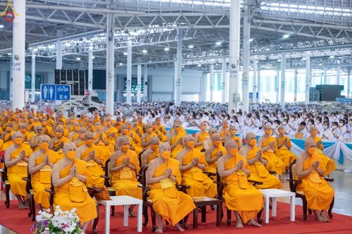 ภาพ No.79025:พิธีวางแผ่นจารึกชื่อ และพิธีวางพวงมาลัยสักการะพระบรมพุทธเจ้า ณ สภาธรรมกายสากล วัดพระธรรมกาย วันที่ 2 เมษายน พ.ศ. 2566