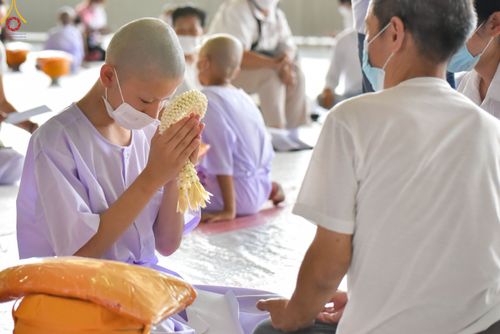 ภาพ No.79374:พิธีขอขมา มอบบาตรและผ้าไตร ในโครงการบรรพชาสามเณรฟื้นฟูพระพุทธศาสนาทั่วไทย โครงการอบรมยุวธรรมทายาท มัชฌิมธรรมทายาท และธรรมทายาทรุ่นอุดมศึกษา ณ สภาธรรมกายสากล วัดพระธรรมกาย วันเสาร์ที่ 1 เมษายน พ.ศ. 2566