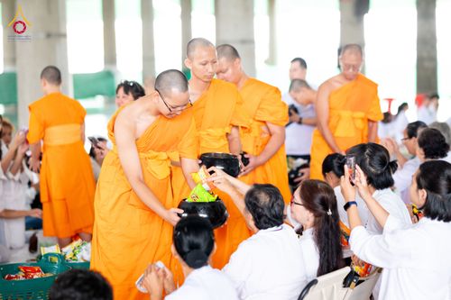 ภาพ No.336101:วันที่ 20 มิถุนายน พ.ศ. 2569 พิธีตักบาตรฉลองพระใหม่ โครงการอุปสมบทธรรมทายาทอุดมศึกษา รุ่นที่ 53