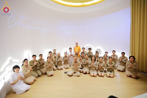 ภาพ No.311571:วันจันทร์ที่ 23 กุมภาพันธ์ พ.ศ. 2569 เปิดโลกทัศน์ผู้บริหารสถานศึกษายุคใหม่ เรียนรู้ต้นแบบการพัฒนาคนผ่านพลัง “บวร–V-Star” ผู้เข้ารับการพัฒนาตามโครงการ สพฐ. ศึกษาดูงานวัดพระธรรมกาย เสริมภาวะผู้นำคุณธรรมสู่การบริหารโรงเรียนอย่างยั่งยืน ณ อาคาร 100 ปี คุณยาย