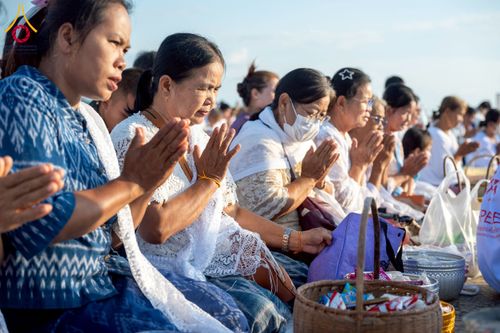 ภาพ No.250536:วันพุธที่ 8 ตุลาคม พ.ศ. 2568 พิธีตักบาตรเทโวโรหณะ ณ ลานธรรมปทุมรัตน์ธรรมเจดีย์ พุทธอุทยานนานาชาติ อ.โพนพิสัย จ.หนองคาย