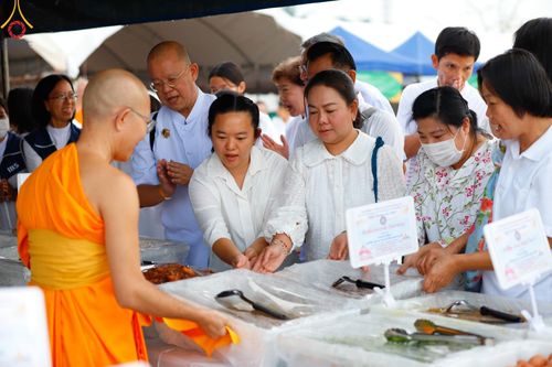 ภาพ No.127829:พิธีถวายภัตตาหารเป็นสังฆทาน แด่คณะพระธรรมยาตราฯ ในโครงการธรรมยาตราอัญเชิญพระบรมสารีริกธาตุ ประดิษฐาน ณ มหารัตนเจดีย์สิริปทุมสวรรค์ อ.บางกล่ำ จ.สงขลา วันที่ 9 มีนาคม พ.ศ. 2567