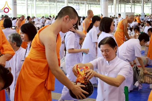 ภาพ No.232015:วันอาทิตย์ที่ 6 กรกฏาคม พ.ศ. 2568 พิธีตักบาตร ข้าวสารอาหารแห้ง  พิธีบูชาข้าวพระ สัมมนาพิเศษราชเหล็ก ณ สภาธรรมกายสากล วัดพระธรรมกาย